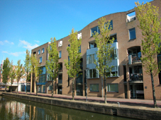 De praktijk aan de Olstgracht in Almere, gezien vanaf het water